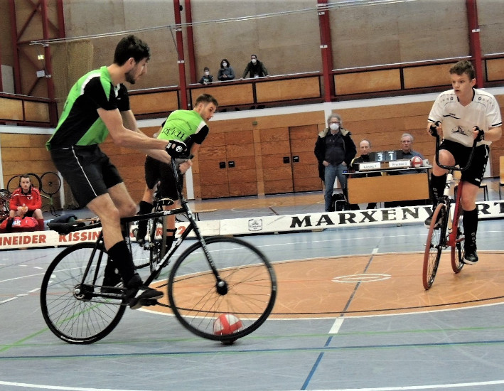 Andreas Pongratz und Lukas Keller spielen Radball.