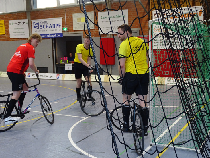 Foto eines Radballspiels von Kissing 1, wobei Kissing 1 gerade in Position steht einen Eckball zu verteidigen.