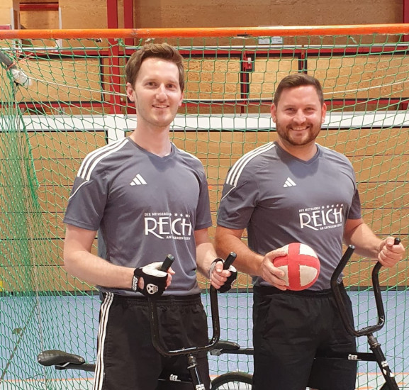 Thomas Kieferle und Martin Egarter posieren auf ihren Rädern für ein Teamfoto