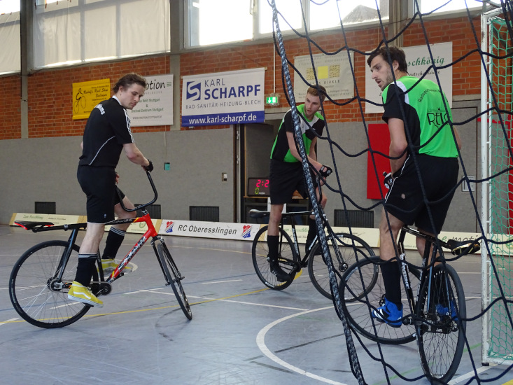 Andreas Pongratz und Lukas Keller verteidigen beim Radball einen Eckstoß.