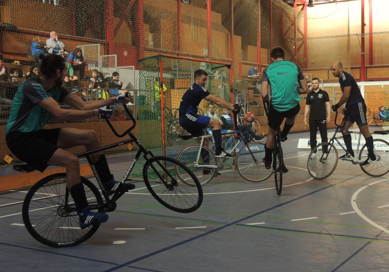 Eckstoß in einem Radballspiel, bei dem die Mannschaft aus Kissing am Zug ist.