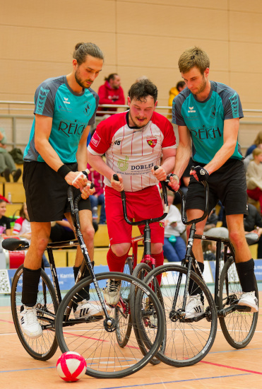 Andreas Pongratz und Lukas Keller während eines Radballspiels.