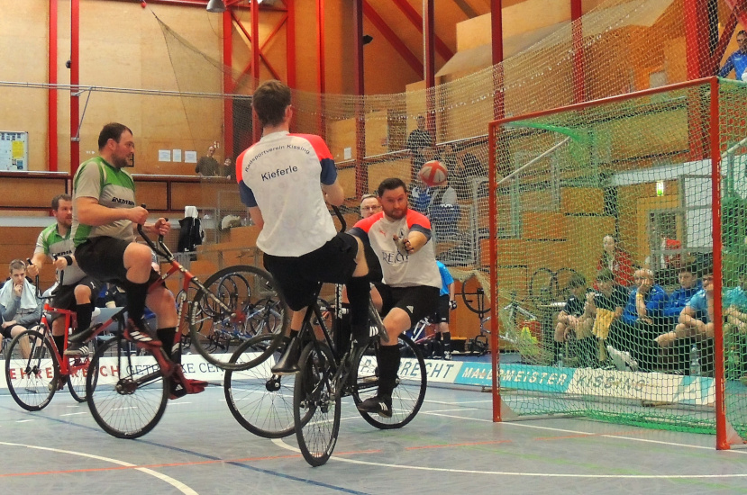 Foto eines Eckstoßes während eines Radballspiels.