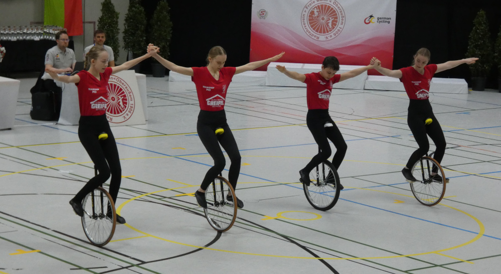 Für die Deutsche Meisterschaft qualifiziert, 4 KunstradfahrerInnen. Von links nach rechts: Nina Kiecksee, Hanna Kiecksee, Yaron Winkler und Marah Leypoldt.