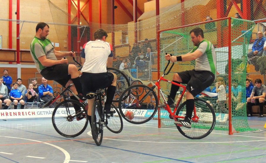 Foto eines Eckstoßes während eines Radballspiels.